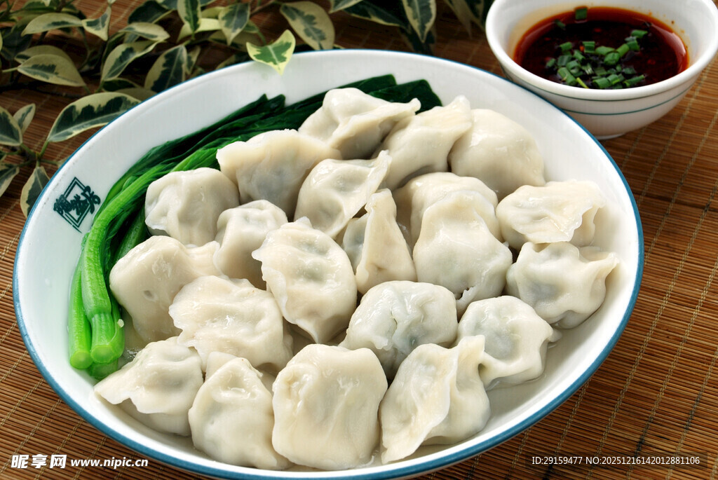 一碗美味饺子配青菜蘸料
