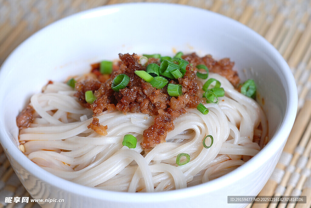 肉酱葱花拌面