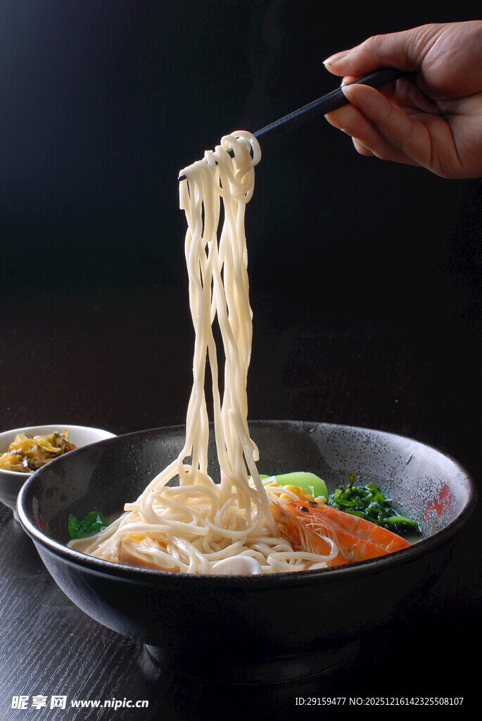 美味拉面被筷子挑起