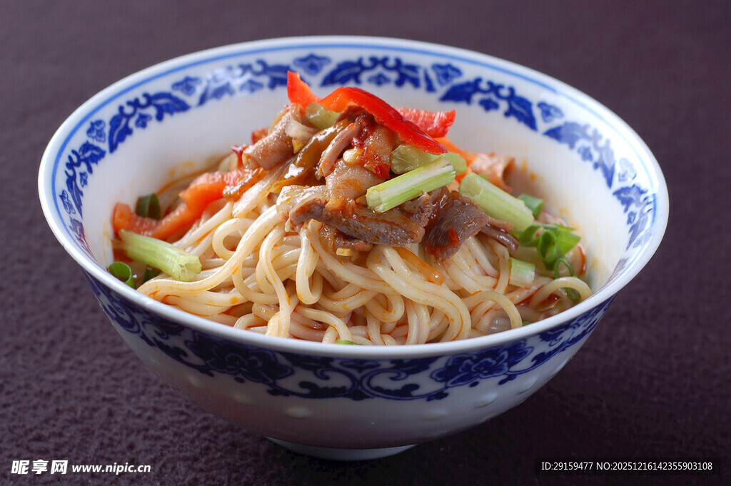 青花瓷碗装美味炒面