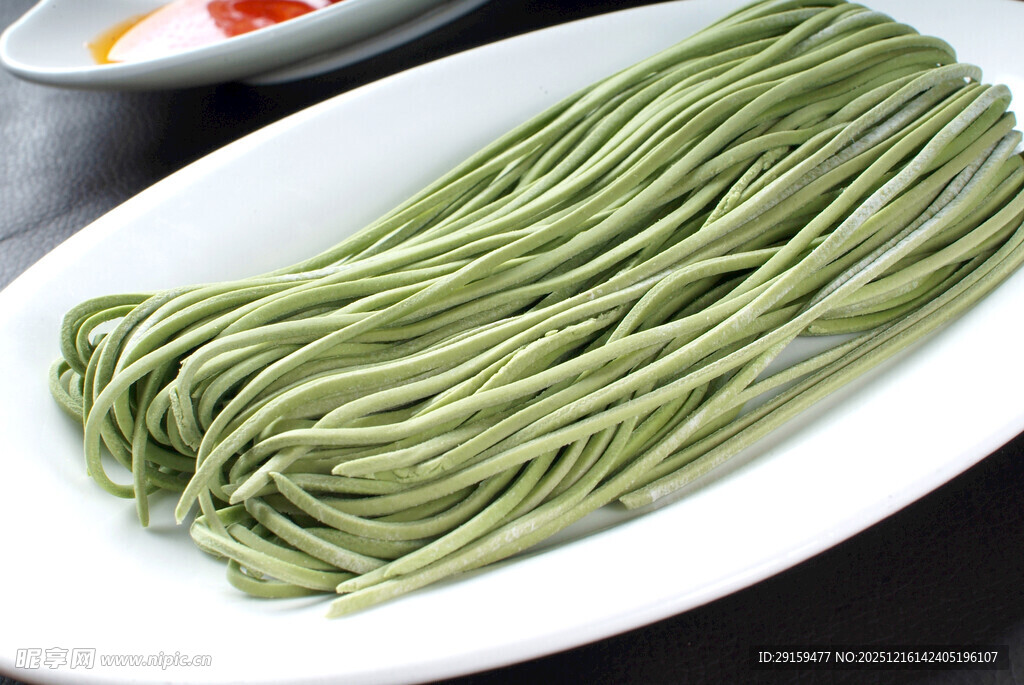 新鲜翠绿长豆角摆于盘中