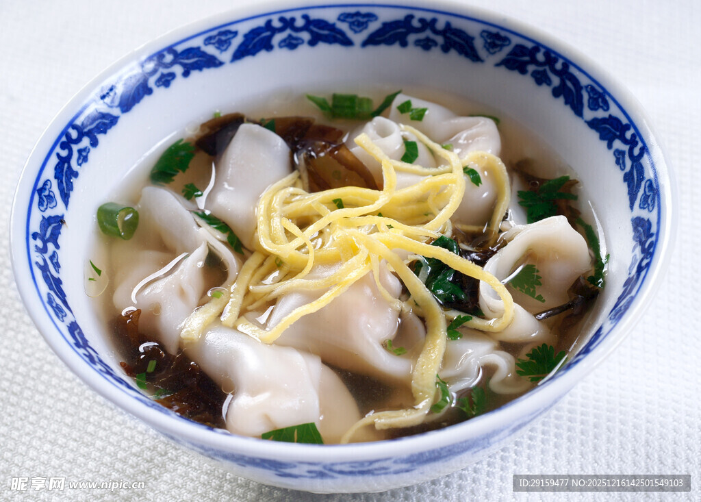 青花瓷碗中的美味馄饨