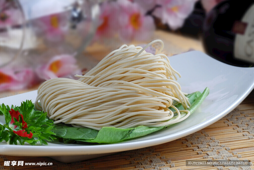 盘绕的手工面条摆于盘中