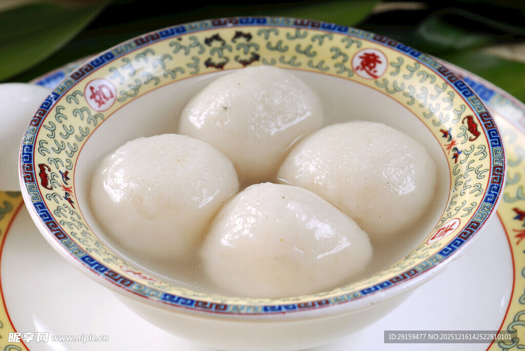 传统瓷碗中的美味白汤圆