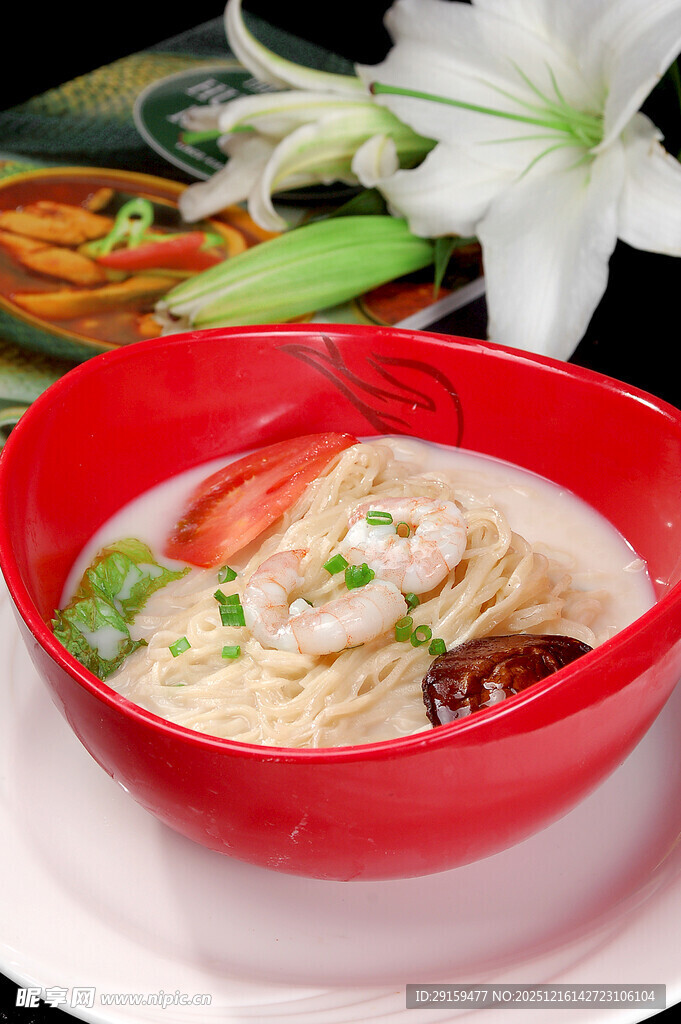 红色碗装美味特色汤面