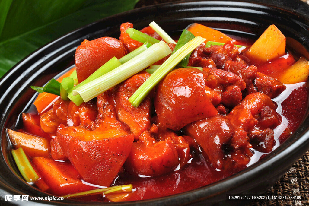 红烧猪蹄配时蔬