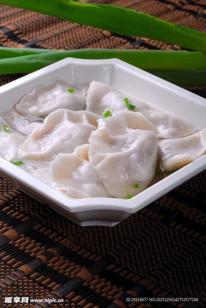 美味馄饨盛于白瓷碗中