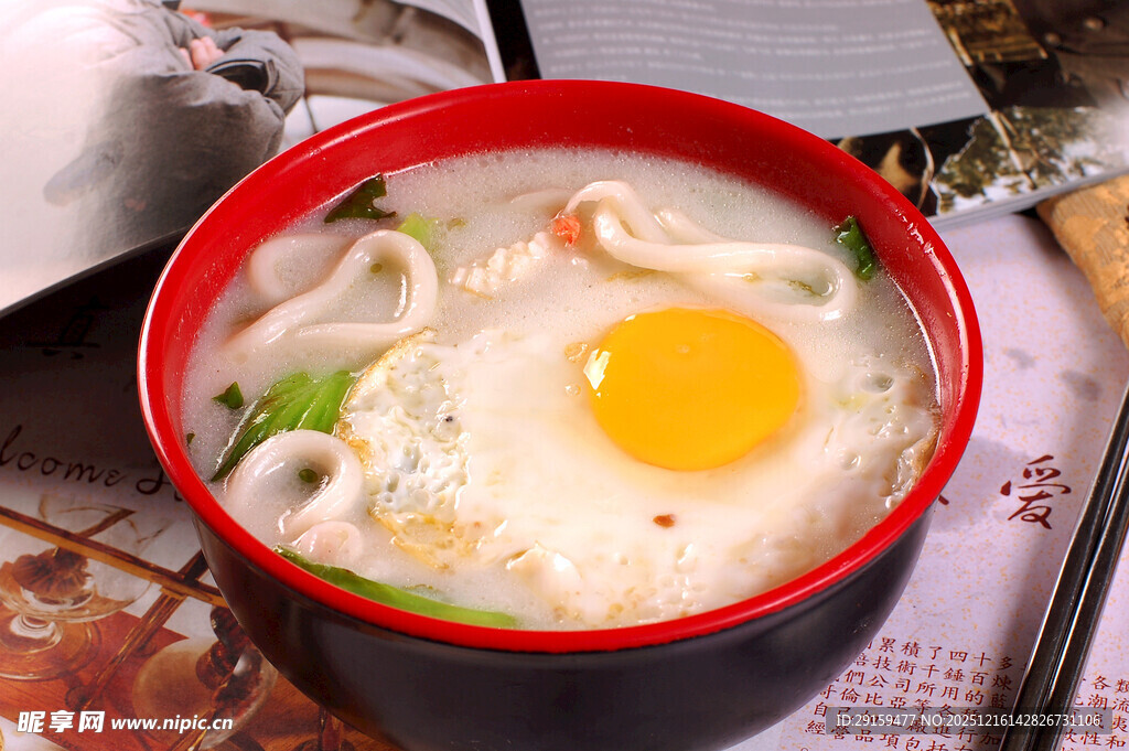美味鸡蛋面碗中诱人呈现