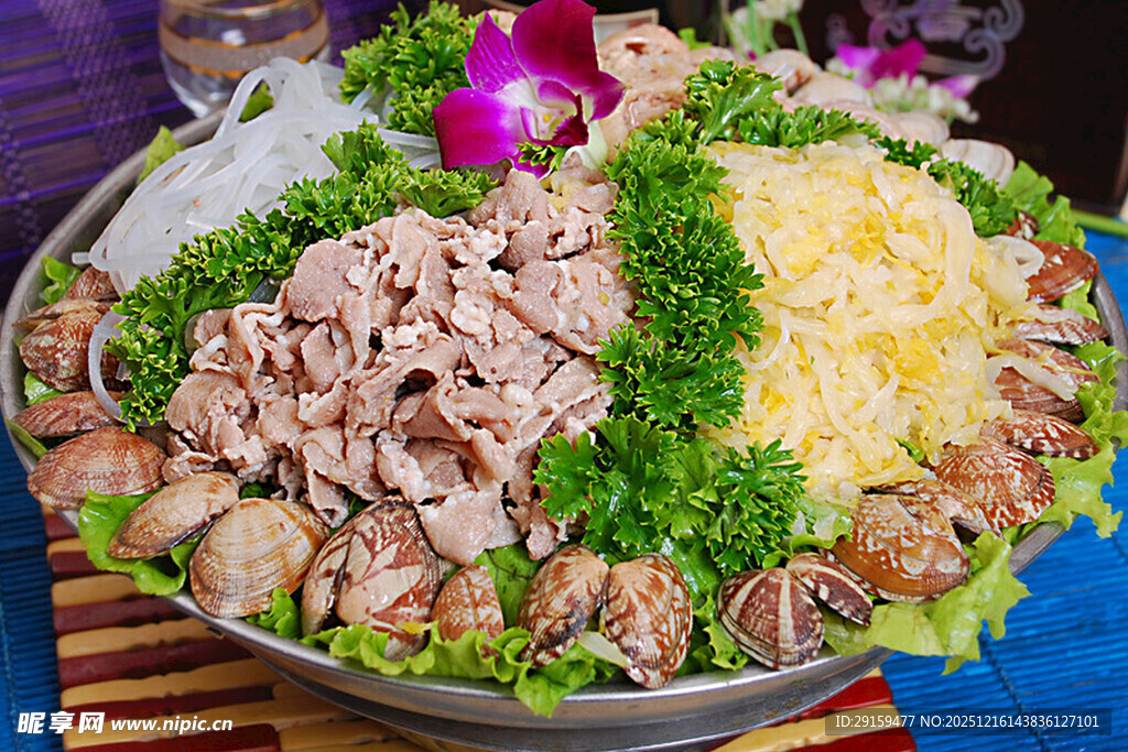 美味鸡肉蔬菜沙拉拼盘