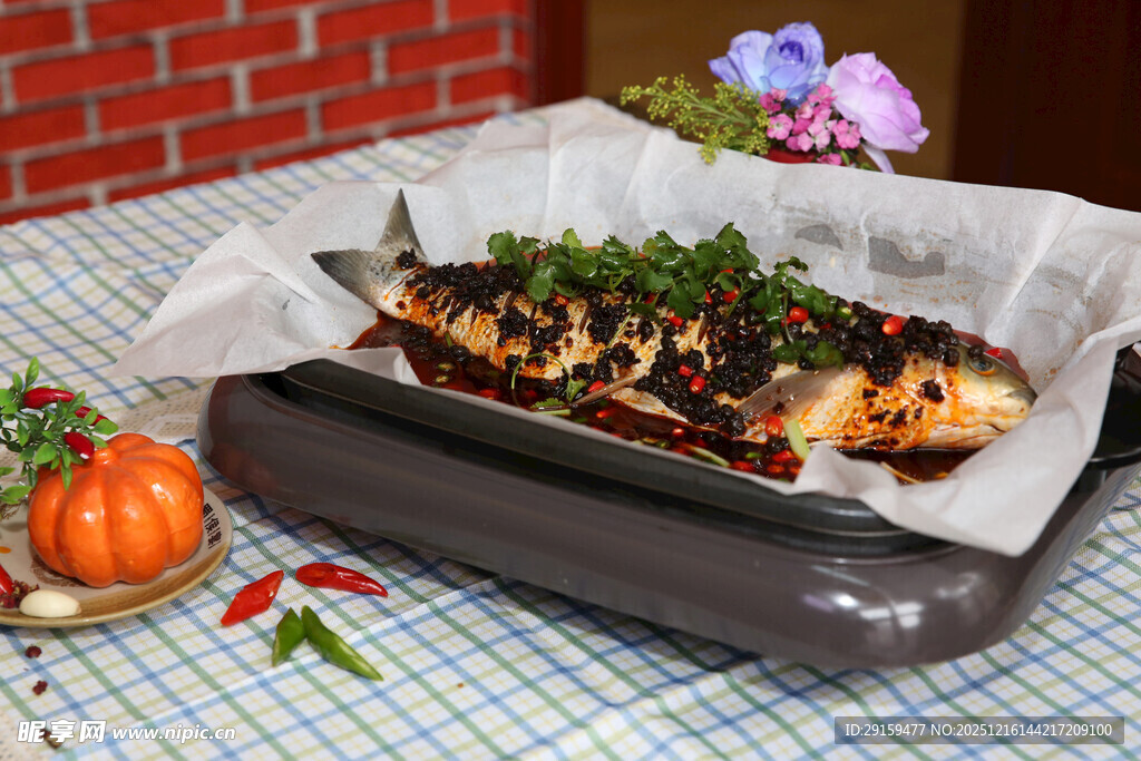香烤全鱼摆于多彩桌布上