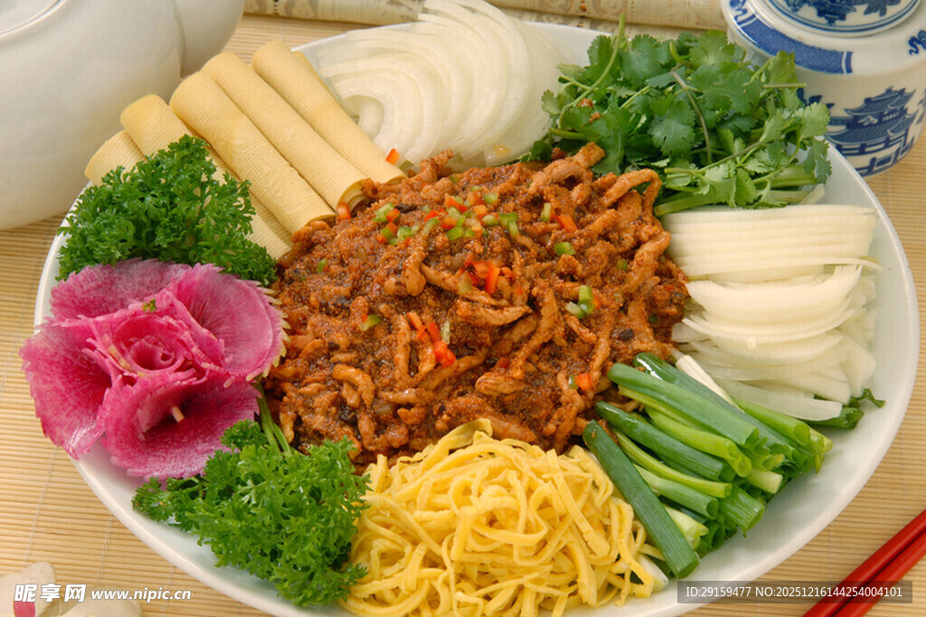 丰盛多彩的凉拌菜拼盘