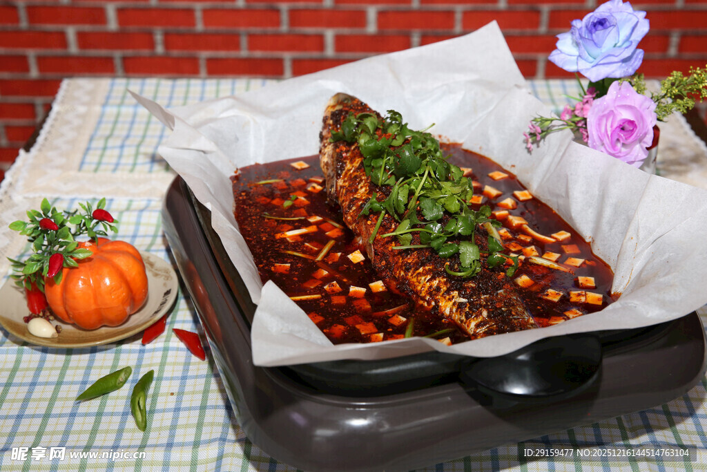 美味香辣烤鱼摆桌展示