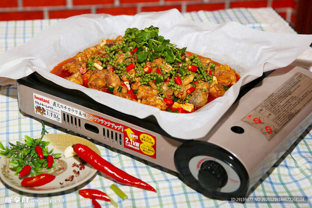 电烤盘上的美味香辣菜肴