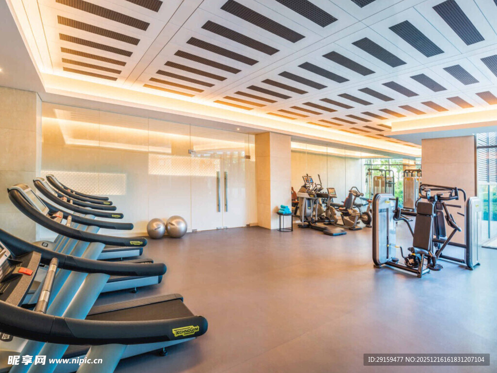 现代健身房内景设备展示