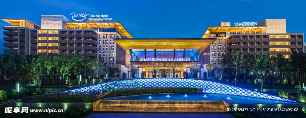 璀璨夜景中的宏伟建筑群