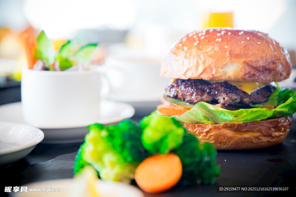 美味汉堡搭配新鲜蔬菜