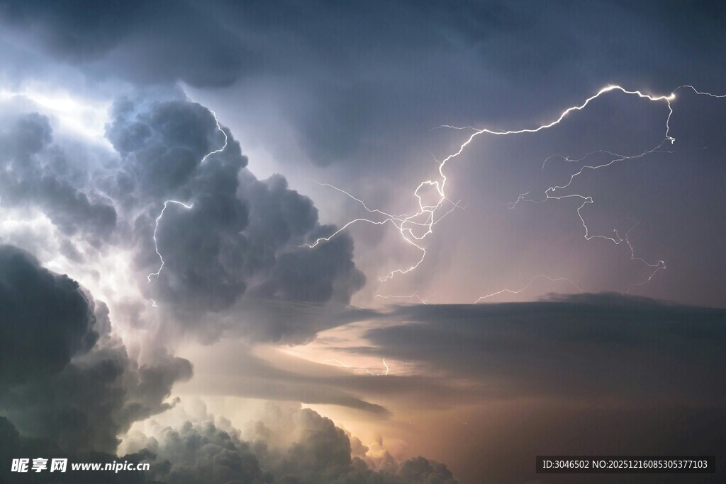 壮观雷暴云景
