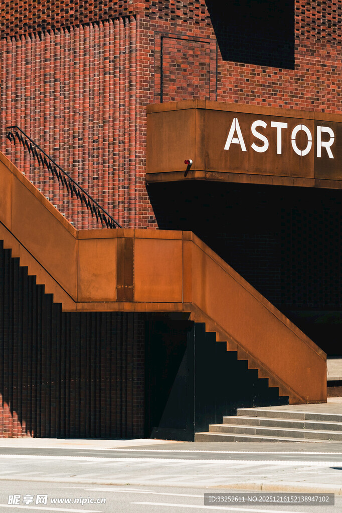 复古建筑前的阶梯