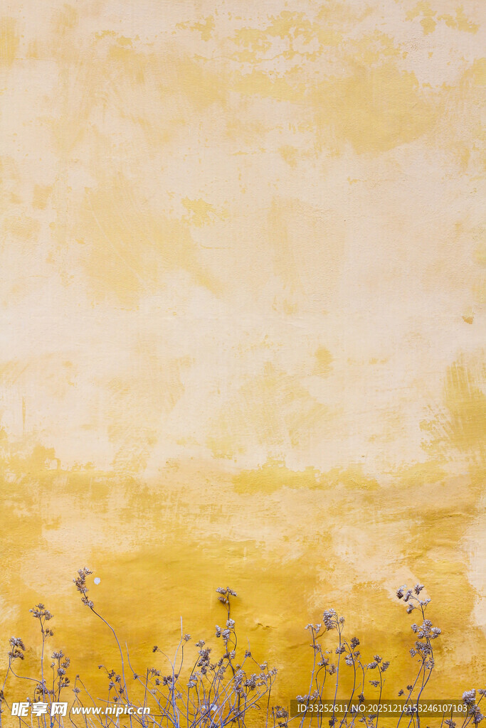 金黄背景下的紫色小花