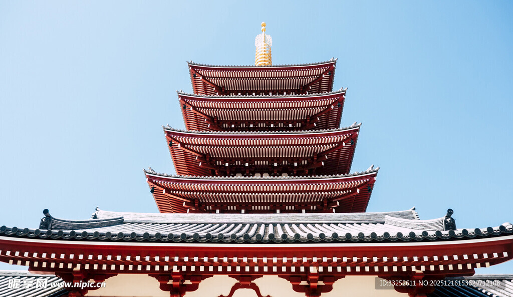 古雅塔楼映于蓝天之下