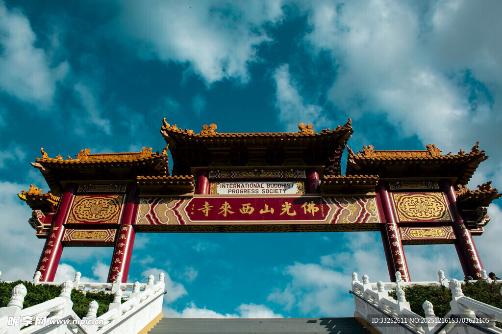 中式牌坊 蓝天白云下的古韵