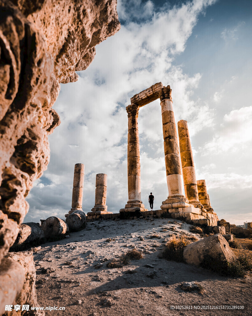 古老石柱遗迹 历史沧桑感