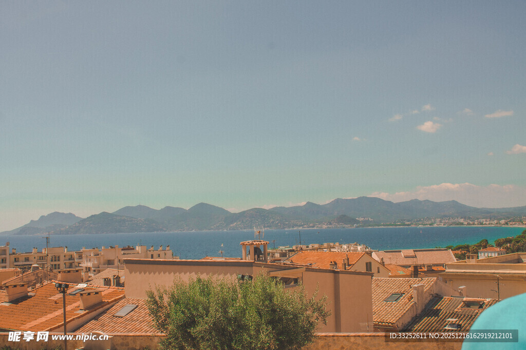 屋顶远眺连绵山脉美景