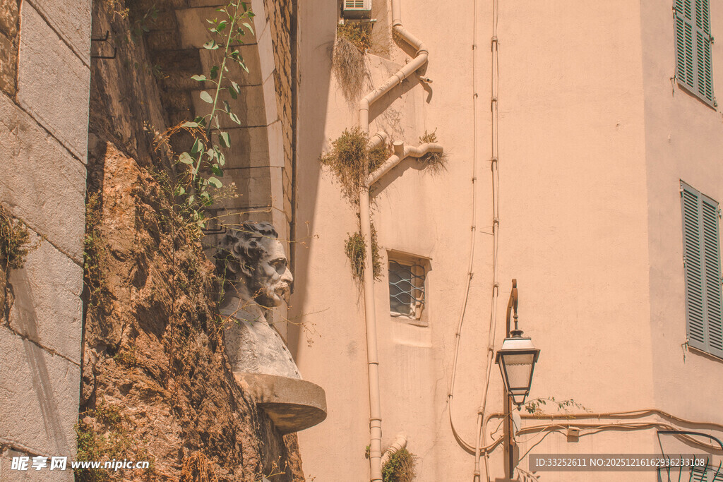 狭窄街道旁的欧式建筑墙面