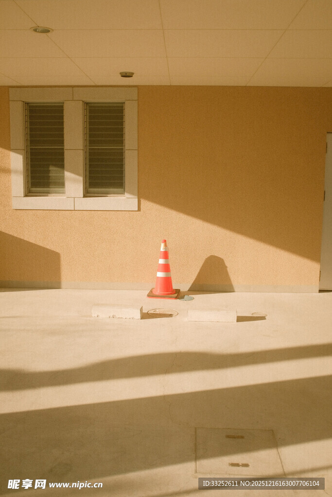 户外建筑旁的交通锥