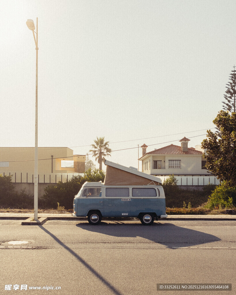 阳光下的街道与复古面包车