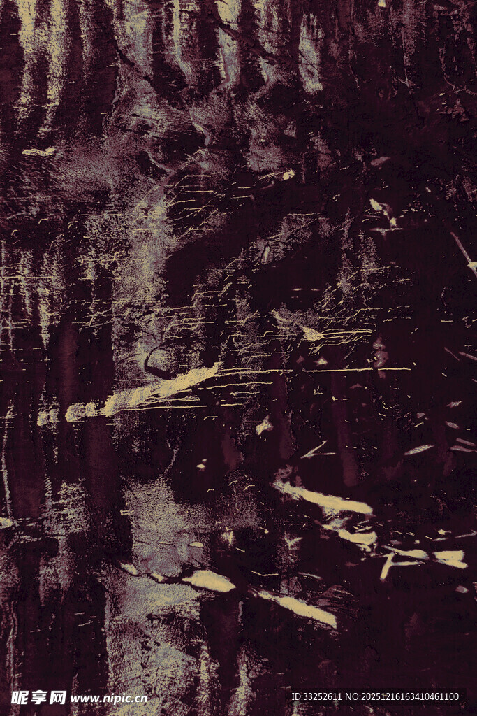 森林中的静谧水面倒影