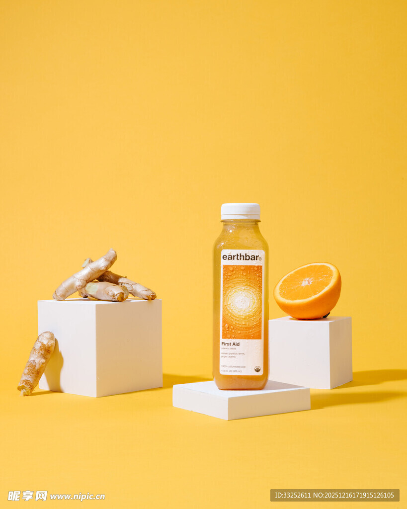 橙味饮品与精致摆件展示