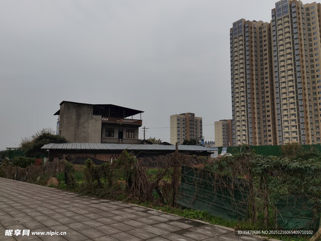 城市中低矮建筑与高楼景观