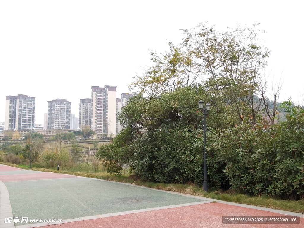 城市旁的多彩户外健身场地