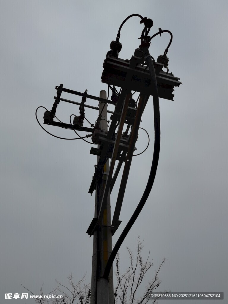 电线杆上的电力设备