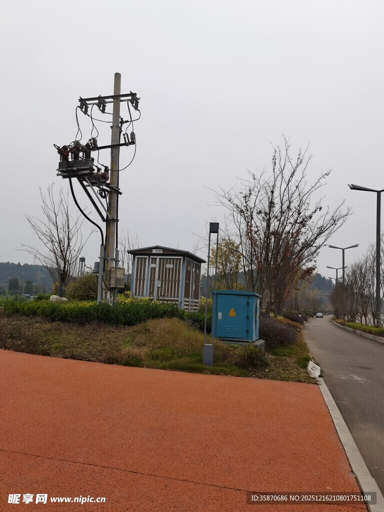 户外电力设施与道路场景