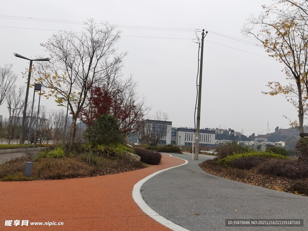 城市中的多彩休闲步道