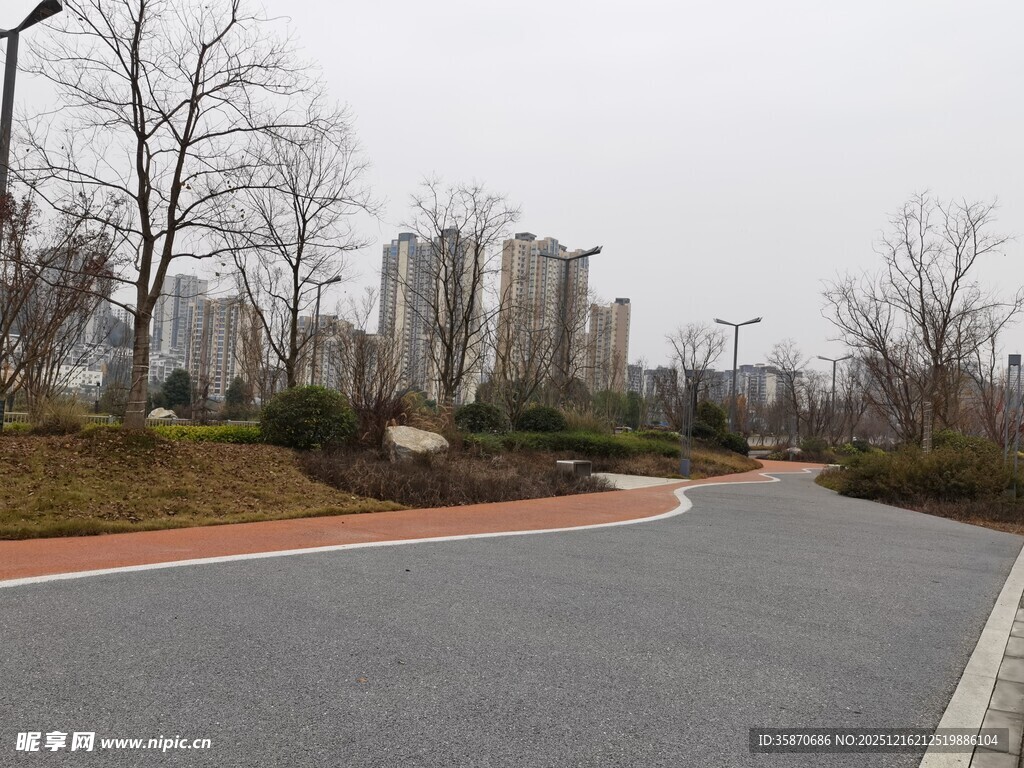 城郊宽阔道路与远处建筑