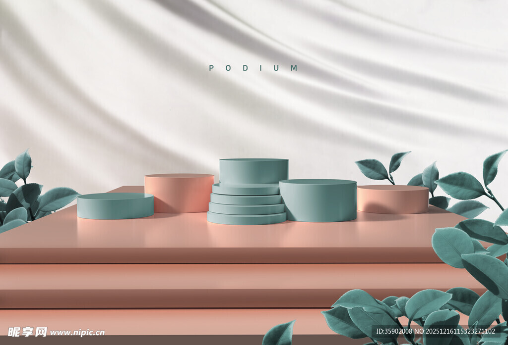 清新绿植旁的淡雅餐具