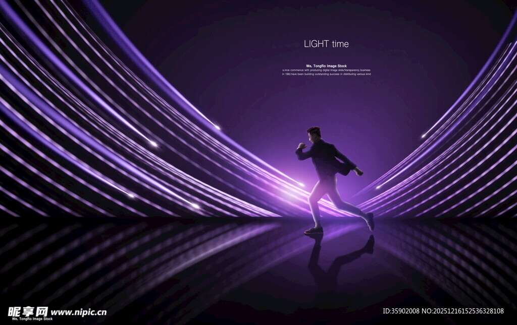 紫色光影中舞者的灵动瞬间