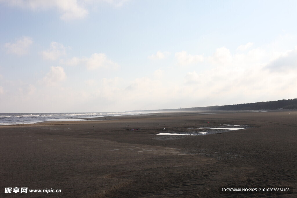 海边空旷沙滩风景图