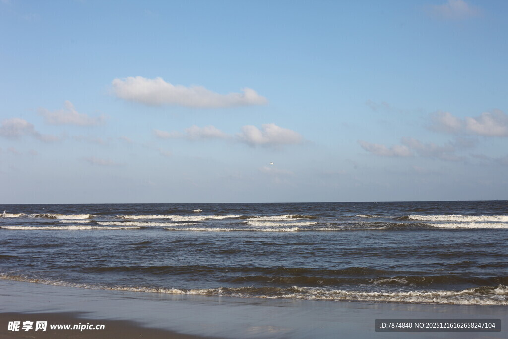 海边风景 海浪与蓝天