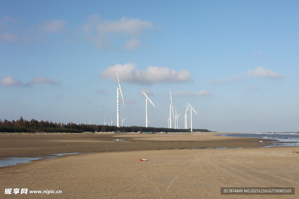海边风力发电机组景观
