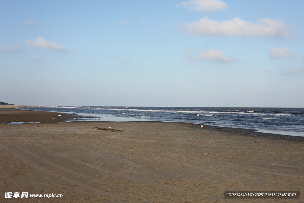 宁静沙滩与辽阔海洋景观