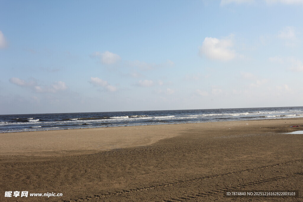 宁静沙滩与海浪景观