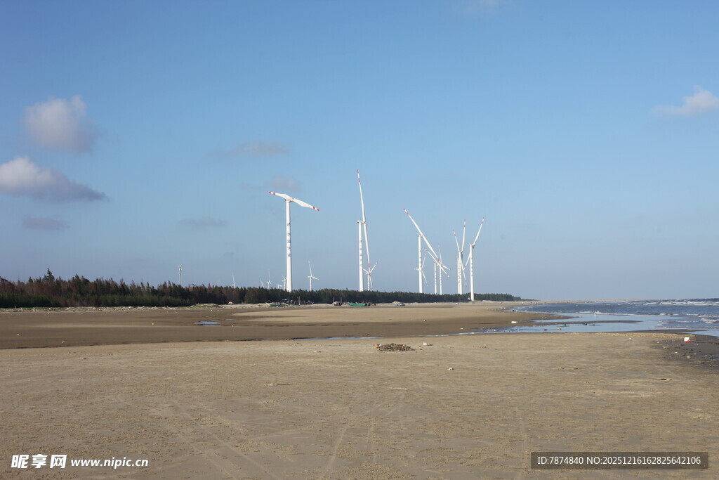 海边风力发电机组景观