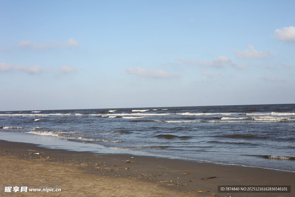 海边沙滩与翻涌海浪景象