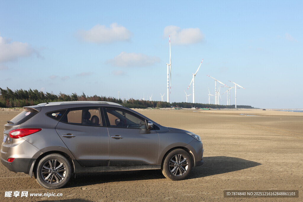 银灰色SUV驰骋开阔沙地