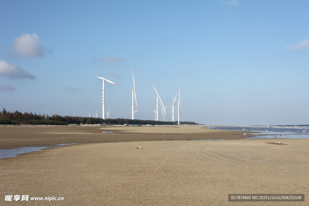 海边风力发电机组景观