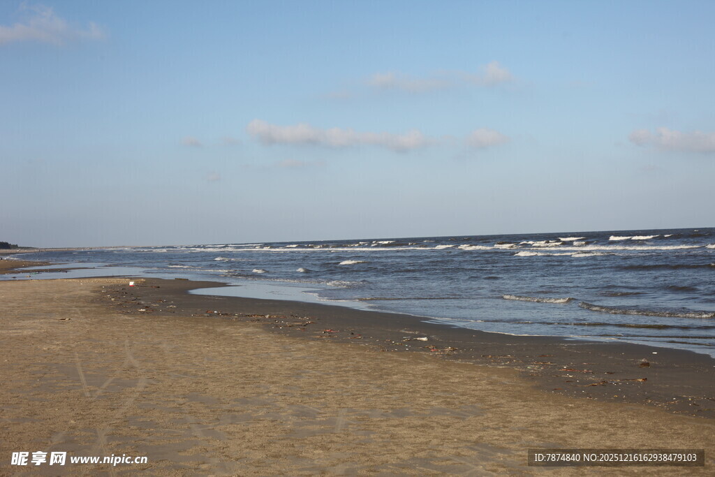 宁静海滩 海浪轻拍沙滩